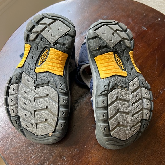 Keen kids sandals, almost new little kids size 10 - Picture 2 of 3